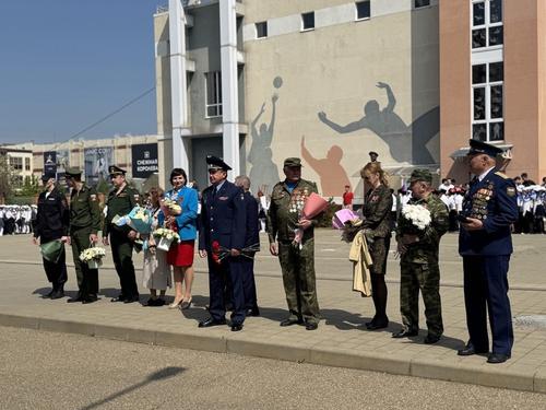 Парад Победы в МБОУ СОШ №98 им. генерала Трошева Г.Н.: наши юные герои в строю!
